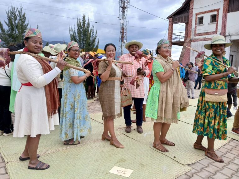 Kaominina Ambonivohitra Ambositra,  Distrikan&rsquo;Ambositra, Faritra Amoron&rsquo;i Mania. Festival VOLAMBETOHAKA andiany faha-15 :Hetsika ara-kolontsaina mampiavaka an&rsquo;Amoron&rsquo; i  Mania.