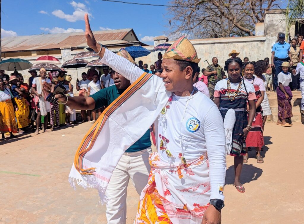 Mitohy hatrany ny Hetsika fampiroboroboana sy fanapariahana ny teknim-piompiana Trondro eto Madagasikara ka eto amin'ny Distrikan'ny Ambatomainty indray no nandray izany Anio 09 Aogositra 2025 . 👏Tamin-kafaliana tanteraka no nandraisan'izy ireo azy sy ireo delegasionina niaraka taminy izay satria Efa ela niandrasana izao fotoana izao izy ireo . Mandritra ity fitsidihana ity dia hisitraka fampiofanana fiompiana trondro maimaimpoana avy amin'A toa Minisitra izy ireo ahafahany manana anton'asa sahaza azy sy mampidibola ho an'ny tokantrano tsirairay avy. Hisy ihany koa ny fitsidihana ireo ranovory lehibe ao an-toerana ahafahana Manao izany asa fihariana trondro izany Ary ny fanentanana maro isan-karazany. Ministère de la Pêche et de l'Economie Bleue #FARITRY_MELAKY #AMBATOMAINTY