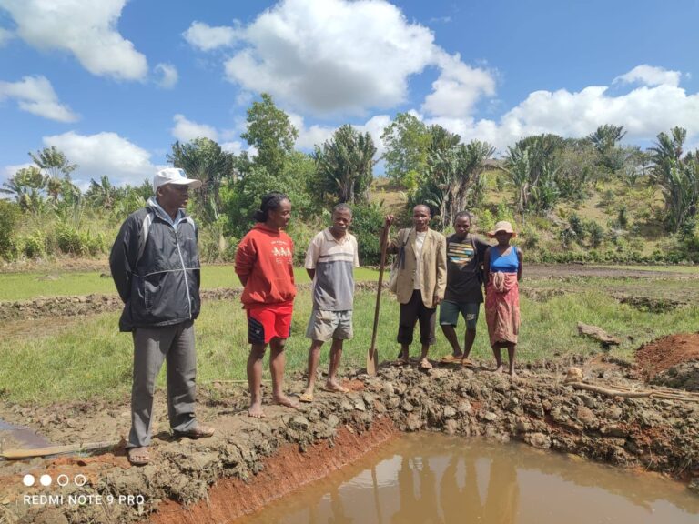 Kaominina Ambanivohitra Amporoforo, Distrikan’i Farafangana, Faritra Atsimo Atsinanana.Fitsidihana ny mpiompy trondro sy fanjohiana ireo mpamokatra zana-trondro karpa.