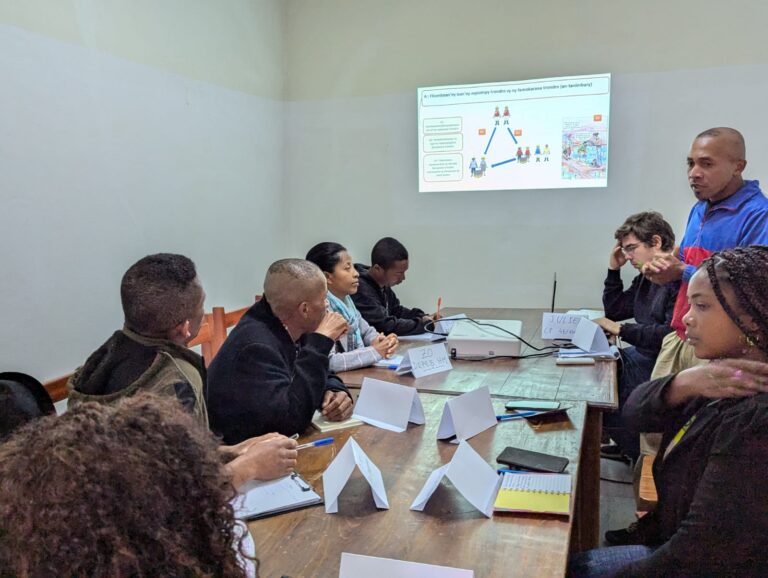 Kaominina Ambonivohitra Fianarantsoa, Distrikan’i Fianarantsoa l , Faritra Matsiatra Ambony. Fivorian’ireo teknisianin’ny fiompiana trondro niaraka tamin’ny DRPEB Matsiatra Ambony.