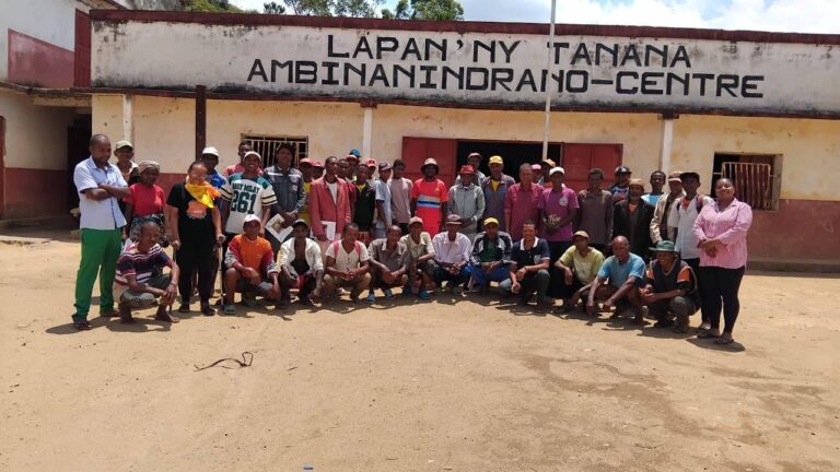 Kaominina ambanivohitra Ambinanindrano,  Distrikan’Ambositra, Faritra Amoron’i Mania . Akon’ny fampiofanana fiompiana trondro manakaiky vahoaka.