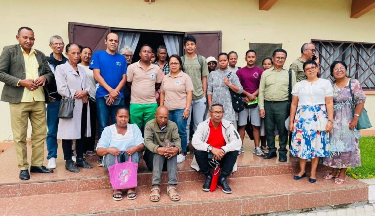 Kaominina Ambanivohitra  Sabotsy Namehana,  Distrikan’Antananarivo Avaradrano, Faritra Analamanga. Akon’ny fampiofanana mahakasika ny fiompiana trondro an-dobo ivelan’ny tany.