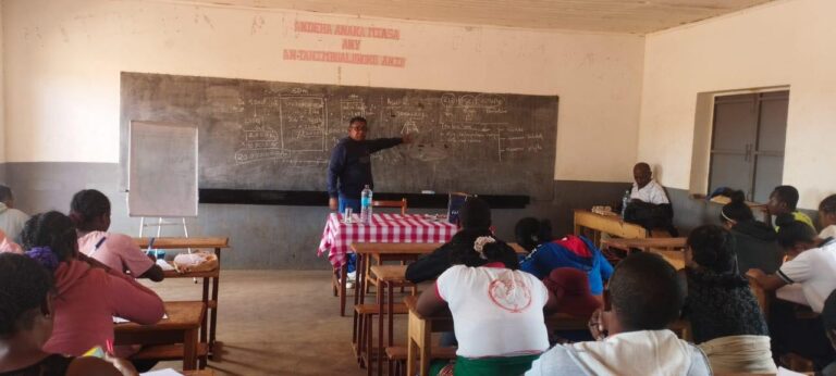 Kaominina ambanivohitra Zazafotsy, Distrikan’Ihosy Faritra Ihorombe. Akon’ny fampiofanana mikasika ny fiompiana trondro eny ifotony.