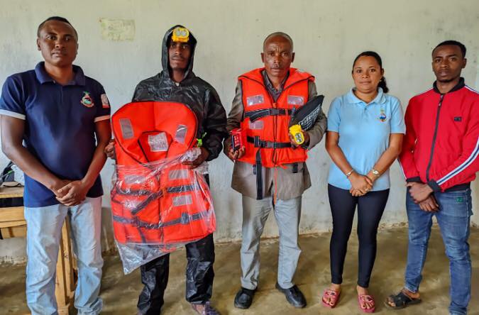 Esohihy, Fkt Ebakika, Kaominina ambanivohitra Mahatalaky, Distrikan’i Taolagnaro,  Faritra Anosy. Fampiofanana ireo komity mpanara-maso ny  jono eny ifotony.