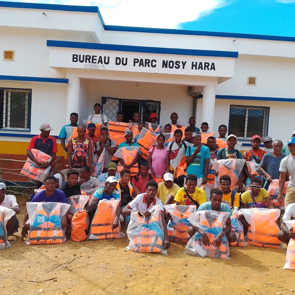 Valanjaboahary Nosy Hara.  Fizarana salotra vonjy aina hoan’ireo mpanjono madinika.