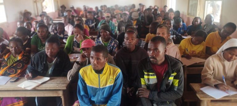 Kaominina Ambanivohitra Analavoka,Faritra Ihorombe. Akon’ny fampiofanana mikasika ny fiompiana trondro.